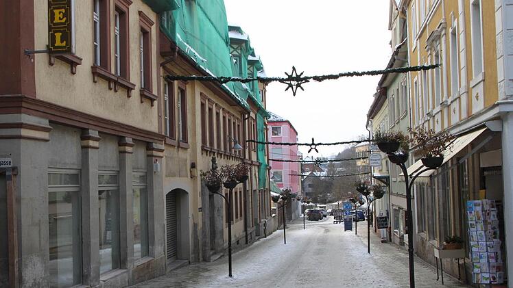 Das ehemalige Hotel "Post" in der Ludwigstraße soll saniert werden. Doch noch ist nichts davon zu sehen. Foto: Ulrike Müller