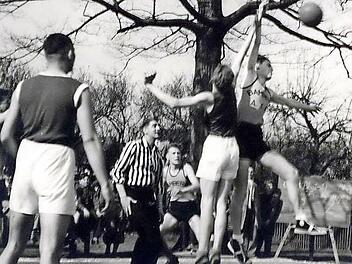 In weitaus knapperen Hosen als heute standen sich 1956 der FC Bamberg und der CVJM im ersten Basketballspiel in Bamberg gegenüber.
