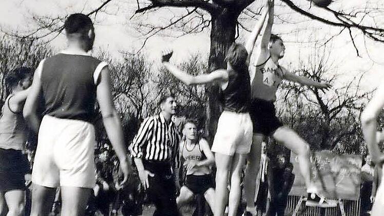 In weitaus knapperen Hosen als heute standen sich 1956 der FC Bamberg und der CVJM im ersten Basketballspiel in Bamberg gegenüber.