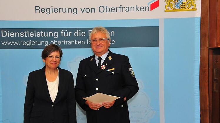 Mit dem Steckkreuz für besondere Verdienste um das Feuerlöschwesen hat die oberfränkische Regierungspräsidentin Heidrun Piwernetz den Lichtenfelser Kreisbrandmeister Uwe Knab aus Michelau ausgezeichnet.