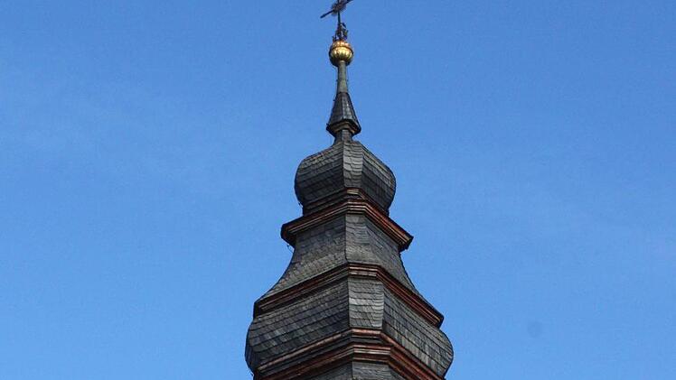 Obwohl hinter Schalll&auml;den im Kirchturm der Frauendorfer  Pfarrkirche versteckt, ist der Stundenschlag in der Nacht zu laut. Foto: Klemenz