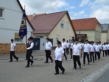 Die Cocks-Innung beim Festumzug durch den Ort.  Fotos: Gabi Hochrhein