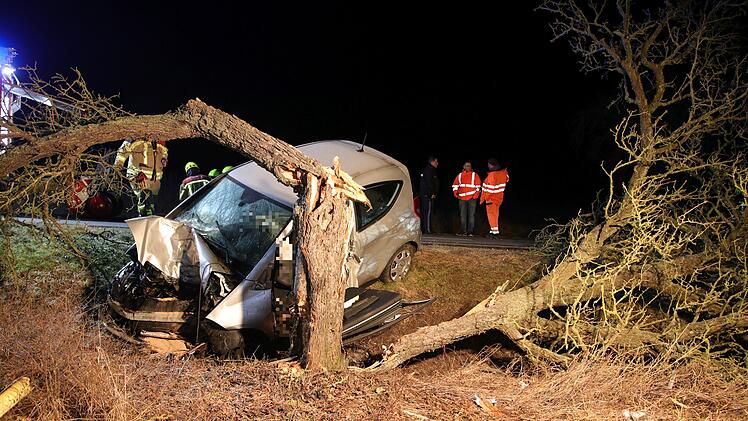 Tödlicher Verkehrsunfall in Neustadt a.d. Aisch: 58-Jährige prallt gegen Baum