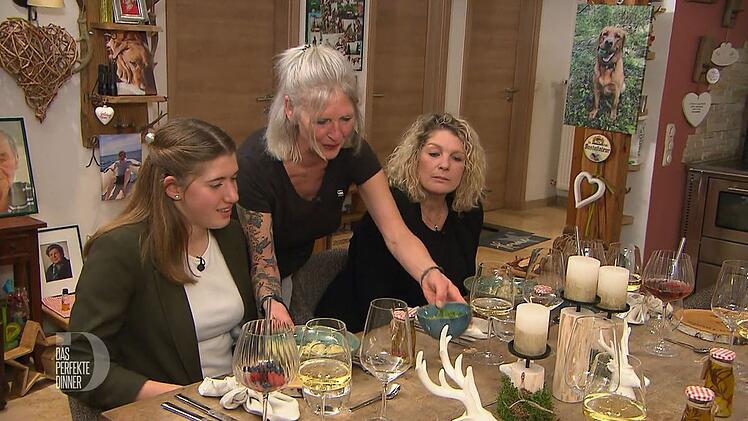 Moni (62) serviert Viktoria (18) und Katja (54) die Vorspeise.