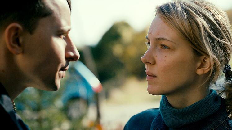 In ihrer Heimat in Thüringen gerät Rebecca (Magdalena Laubisch) mit Rechtsextremen wie Duric (Jonathan Berlin)  aneinander.