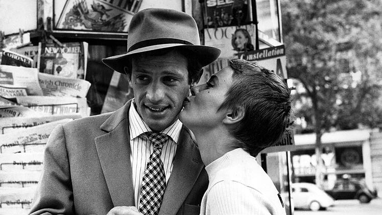 Jede Einstellung eine Ikone des Kinos: In "Au&szlig;er Atem" spielt Jean-Paul Belmondo einen Gauner Michel, der sich in die amerikanische Studentin Patricia (Jean Seberg) verliebt. Die Beziehung endet tragisch.