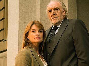 Die Anw&auml;lte Borchert (Christian Kohlund) und Dominique (Ina Paule Klink) erforschen in "Der Z&uuml;rich-Krimi: Borchert und der Schuss ins Herz" eine Familientrag&ouml;die sowie kriminelle Machenschaften um Waffengesch&auml;fte.