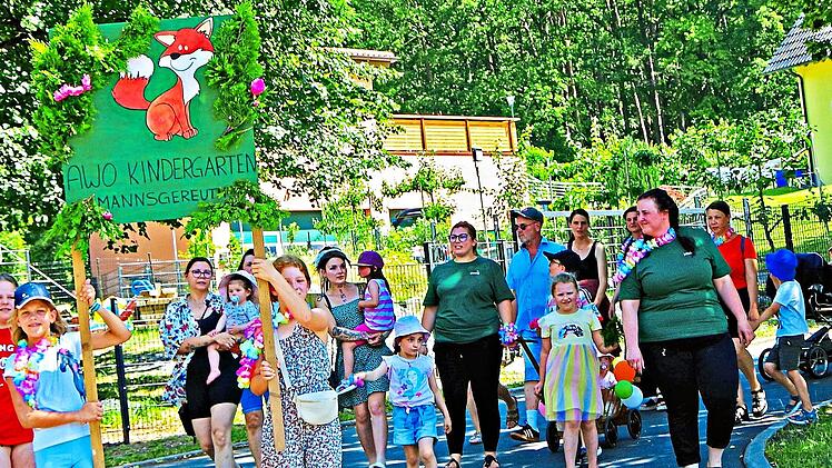 Bei einem Umzug gingen die &bdquo;Schlauen F&uuml;chse&ldquo; vom Kindergarten zum Mehrzweckgeb&auml;ude. Werner Knoth