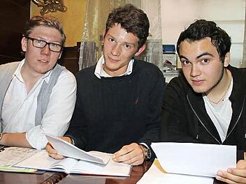 Philipp Roth (links) und Daniel Lubiato (rechts) haben ihre Abiturprüfungen gerade hinter sich gebracht, Paul Naser besucht die elfte Klasse. Alle drei finden: Das G 8 wird schlechter geredet, als es ist. Foto: Dagmar Besand