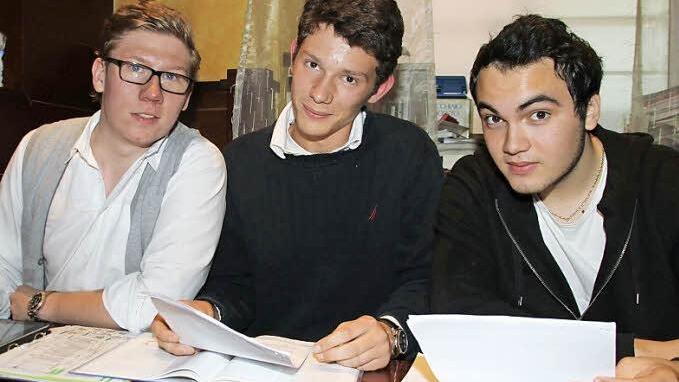 Philipp Roth (links) und Daniel Lubiato (rechts) haben ihre Abiturprüfungen gerade hinter sich gebracht, Paul Naser besucht die elfte Klasse. Alle drei finden: Das G 8 wird schlechter geredet, als es ist. Foto: Dagmar Besand