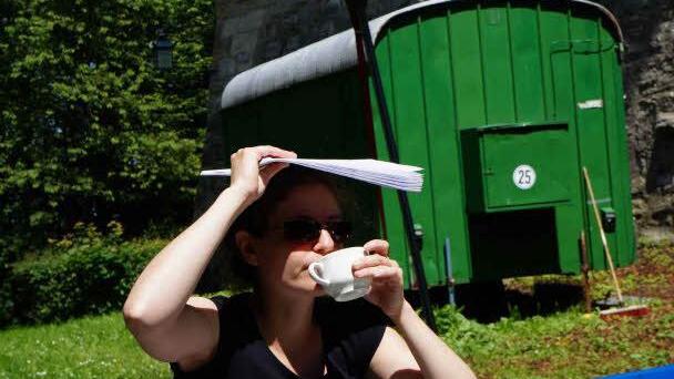 Ihren Kaffee genießen die Akteure trotz Hitze.  Foto: Chapeau Claque