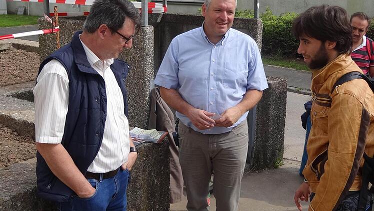 Josef Müller (links) und Jürgen Hennemann (Mitte) knüpfen die ersten Kontakte mit den Neubürgern