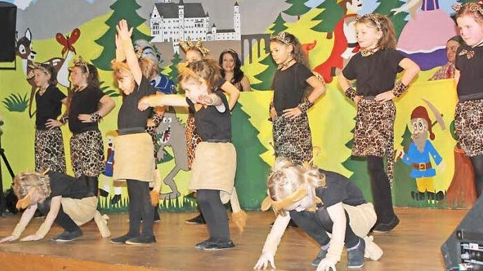 Als Königinnen der Löwen schlichen die Minis auf die Bühne und zeigten anschließend zu Musicalklängen ihren Krallen. Fotos: Claudia Baumgärtner