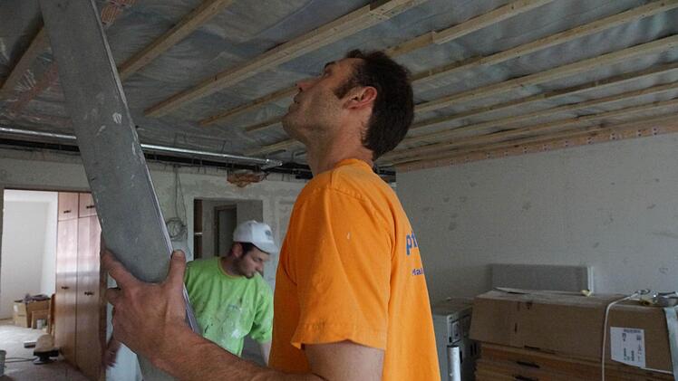 Arbeiter bereiten die Unterkonstruktion für die neue Decke vor. Foto: Arkadius Guzy