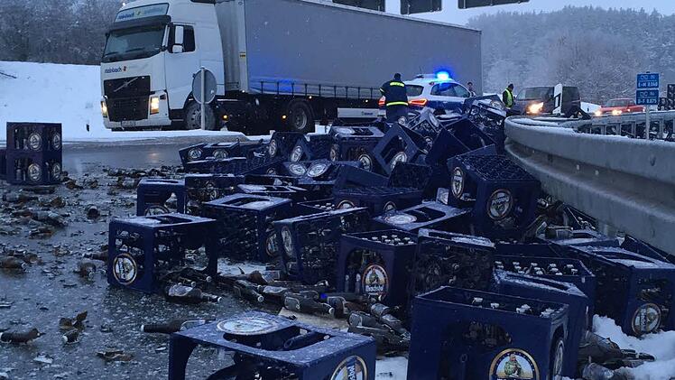 600 Bierkästen sind am Montag bei der Autobahnauffahrt Richtung Hof auf der Straße gelandet. Die Polizei schätzt den Schaden auf zirka 10 000 Euro. Foto: Stephan Tiroch