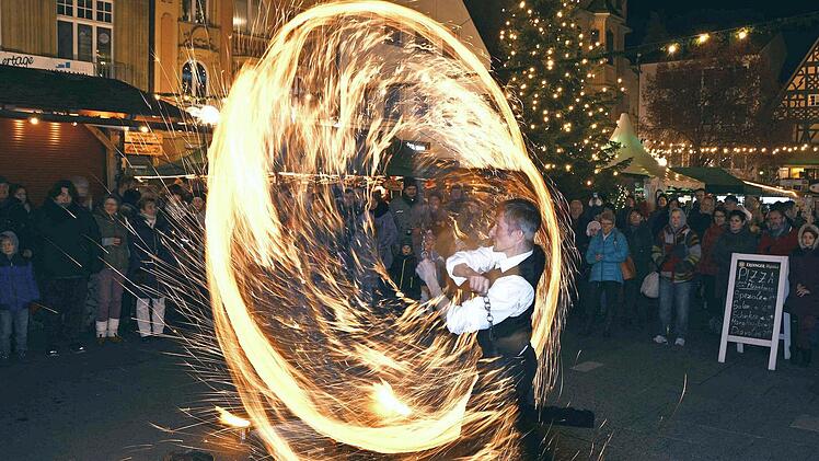 Feuerküstler Markus Just in Aktion Foto: Peter Rauch