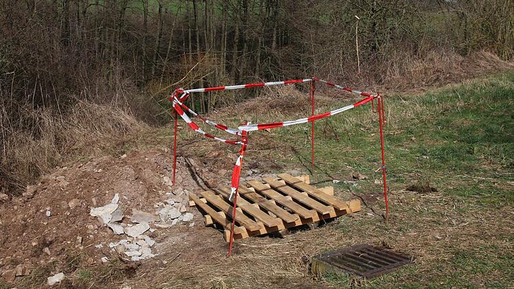Notdürftig mit einer Palette gesichert hinterließen die Einsatzkräfte den Ort der Rettung.