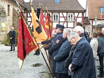 Die Vereine nahmen mit Fahnenabordnungen teil.  Fotos: Manfred Welker
