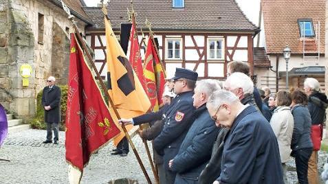 Die Vereine nahmen mit Fahnenabordnungen teil.  Fotos: Manfred Welker