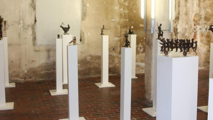 Kleinplastiken auf wei&szlig;en Stelen: Blick in die Ausstellung im Kunstraum Kesselhaus Fotos: R&uuml;diger Klein