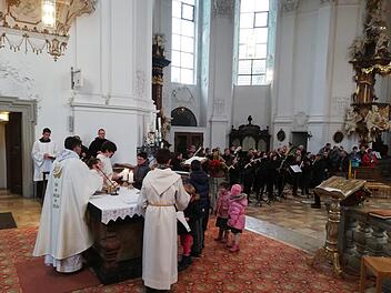Die Kinder und der Musikverein durften sich aktiv am Festgottesdienst beteiligen. Foto: Thomas Weichert