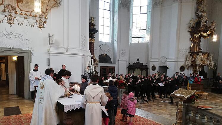 Die Kinder und der Musikverein durften sich aktiv am Festgottesdienst beteiligen. Foto: Thomas Weichert