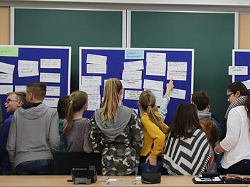 Die Schüler diskutierten in mehreren Gruppen und erarbeiteten Verbesserungsvorschläge.    Foto: Johanna Blum