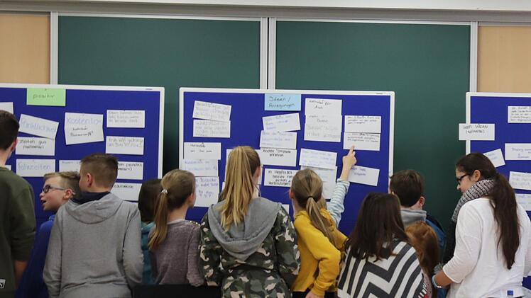 Die Schüler diskutierten in mehreren Gruppen und erarbeiteten Verbesserungsvorschläge.    Foto: Johanna Blum