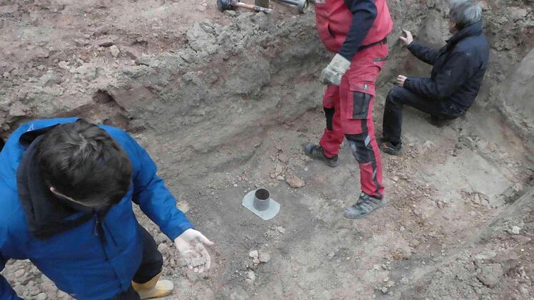 Bevor die Probe entnommen wird, beurteilen die Experten die Bodenschichten. Foto: Katja Romeis