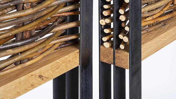 Solides Handwerk: Detail des Raumteilers aus Eiche, Stahl und Weide, den Till Ihrig als Abschlussarbeit hergestellt hat.