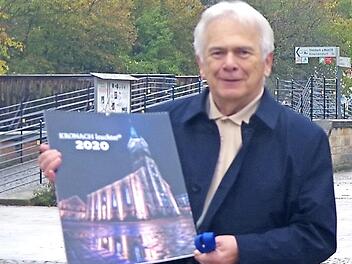 Hartmut Nenninger präsentiert den Kalender "Kronach leuchtet" 2020 sowie die "Kronach leuchtet"-Tragetasche. Foto: Heike Schülein