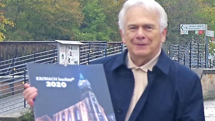 Hartmut Nenninger präsentiert den Kalender "Kronach leuchtet" 2020 sowie die "Kronach leuchtet"-Tragetasche. Foto: Heike Schülein
