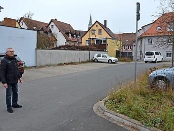 Georg Süß bringt erneut den Anwohnerparkplatz am Rahmberg ins Spiel. Gestern Mittag war er nahezu leer. Süß wirft der Stadt vor, sich vor Jahren nicht um eine direkte Zufahrt bemüht zu haben.  Foto: Bernhard Panzer