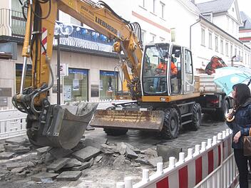 Das Ende des Plattenbelages in der Unteren Marktstraße. Foto: Mäuser