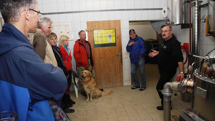 Nur der Hund war uninteressiert bei Gerhard Reicholds Vortrag.