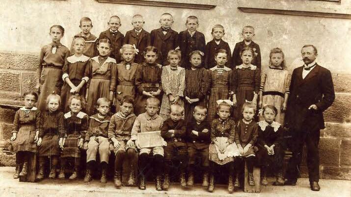 Die Schulklasse von 1920 mit Lehrer Hans Hofmann.