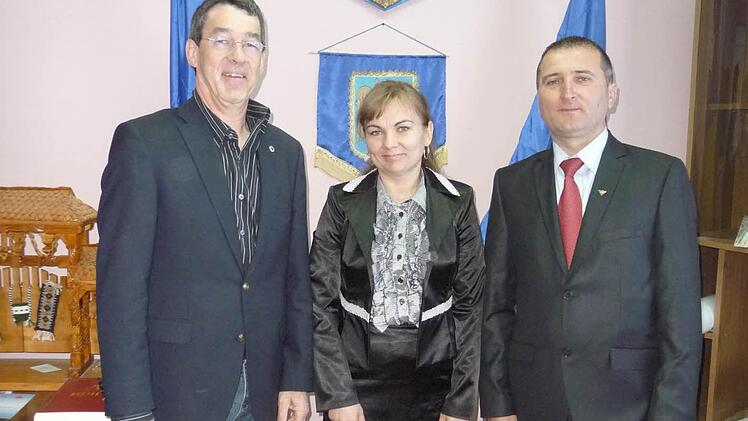 Auch Bürgermeister Poianar empfing Harry Riegel und dankte ihm und dem Lions-Club Haßberge für die Unterstützung der Schule und des Sozialzentrums. Ioana Dolca übernahm das Dolmetschen.