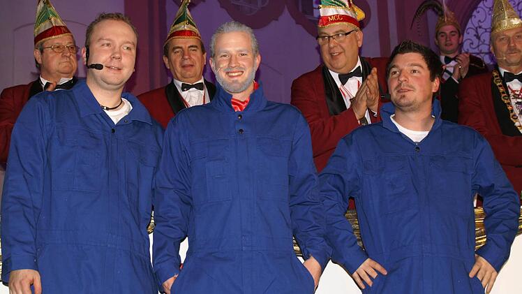 Die "Memmelsdorfer Mafia" nach ihrem umjubelten Auftritt (v.l.n.r.: Thomas Müller, Christopher Müller, Florian Nickoleit). Im Hintergrund die MCC-Elferräte