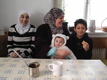 Bajan Azdiun (15), Mutter Einas Karim Edin, Klein-Lara und Muhanad (10) freuen sich schon auf den Neuanfang in Kulmbach , auch wenn er nicht einfach sein wird. Fotos: Sonja Adam
