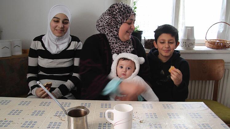 Bajan Azdiun (15), Mutter Einas Karim Edin, Klein-Lara und Muhanad (10) freuen sich schon auf den Neuanfang in Kulmbach , auch wenn er nicht einfach sein wird. Fotos: Sonja Adam