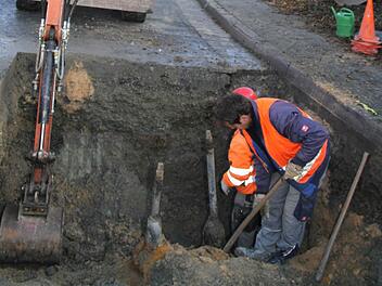 Mit Bagger und Händen arbeiten sich die Beschäftigten der Firma ASK in den Untergrund: Die Schieber liegen zwischen einem und 1,5 Meter tief. Fotos: Sonja Adam