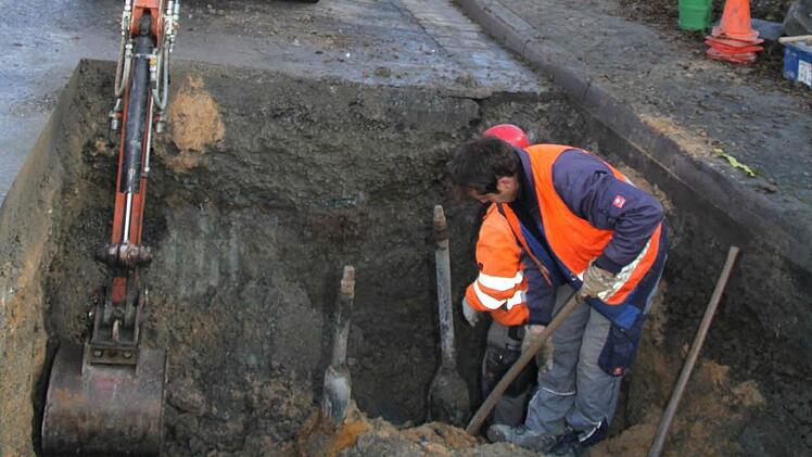 Mit Bagger und Händen arbeiten sich die Beschäftigten der Firma ASK in den Untergrund: Die Schieber liegen zwischen einem und 1,5 Meter tief. Fotos: Sonja Adam