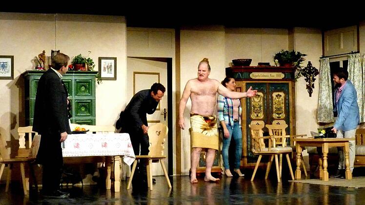 Hugo, der Lebensretter (Mitte) lässt sich feiern von Freund Alfons (Rupert Pointvogel), Lehrer Halbwegs (Florian Kiml), von seiner Tochter Petra (Nicola Pendelin) und seinem Schwiegersohn in spe Tom Mandl). Foto: Thomas Ahnert