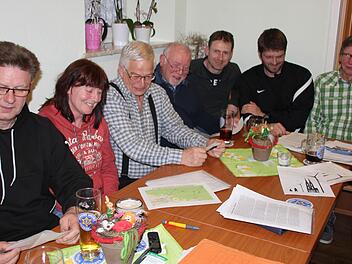 Michael Kaiser, Brigitte Ulrich, Klaus Sorgenfrei, Gerhard Schnitzer, Ralph Bremicker, Michael Siegl-Schnitzer und Otmar Dirauf (im Bild von links) haben Bedenken wegen der Nähe der Windrad-Standorte zur Wohnbebauung von Kirchlauter und Goggelgereuth. Foto: Ralf Kestel