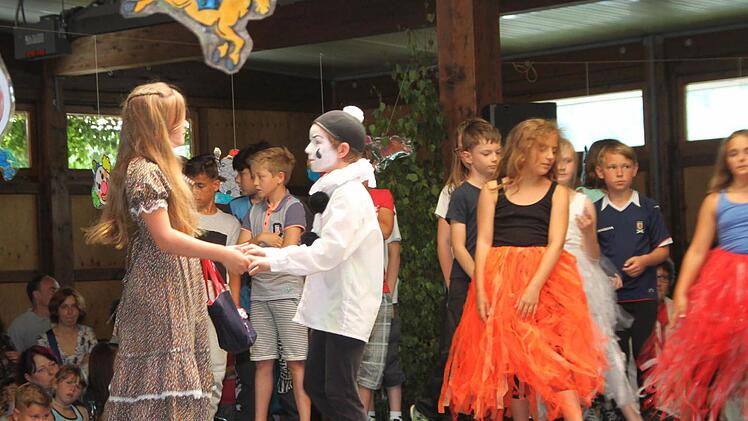 Die Mainleuser Schule feierte am Samstag ein wunderschönes Wiesenfest. Foto: Stephan Tiroch