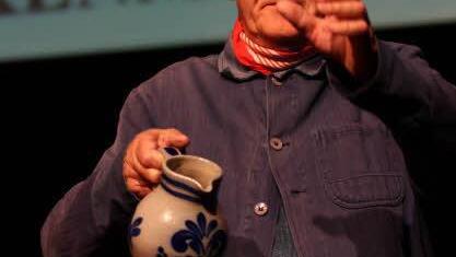 "Red wie ihm des Maul gwachsen ist": Büttenredner Günter Stock als "fränkischer Weinbauer". Foto: Katja Nauer