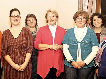 Der Vorstand des Chores mit (von links): Sabine Hußnetter, Sandra Haagen, Christa Hager, Hildegund Menzel, Barbara Müller, Maria Häfner und Doris Kratz  Foto: Richard Sänger