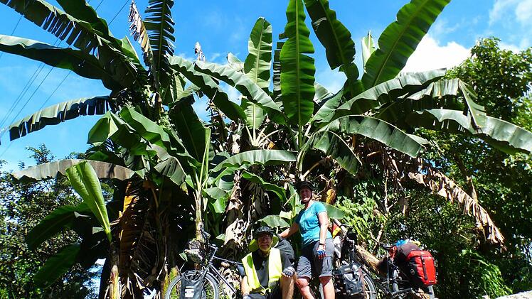 Mit vollbepackten Rädern unter gigantischen Bananenstauden: Die Königsberger Manfred und Inge Wagner. Fotos: Wagner