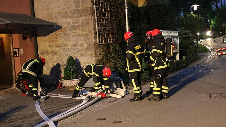 In der Nacht von Sonntag auf Montag ist im historischen "Bärenturm" in Coburg ein Brand ausgebrochen. Drei Menschen wurden leicht verletzt. Foto: Michael Stelzner