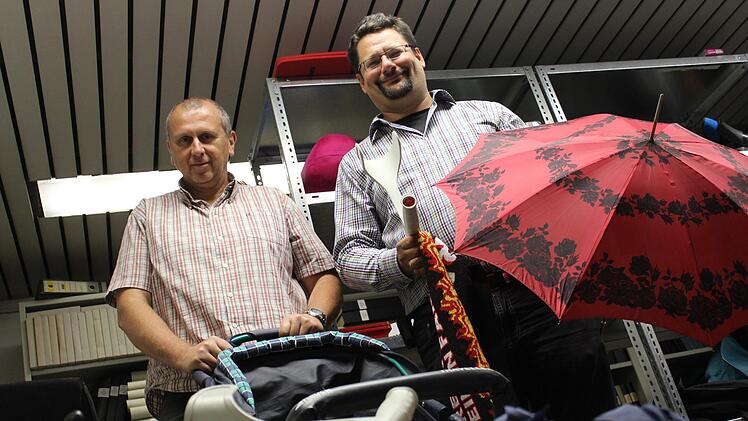 Andreas Partheymüller und Stefan Wicklein mit einigen Schätzen aus der Fundgrube der Stadt Kronach. Foto: Anna-Lena Deuerling
